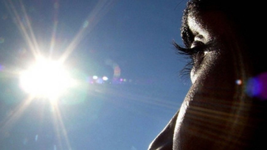Exposição ao sol sem proteção deixa marcas na pele e nos olhos